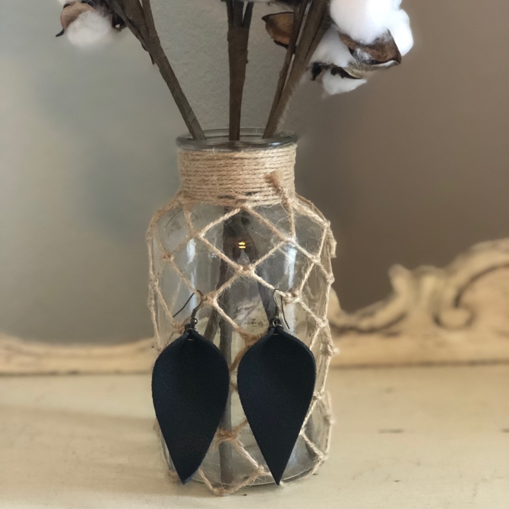 🌟2/$17🌟 Black leather leaf earrings
